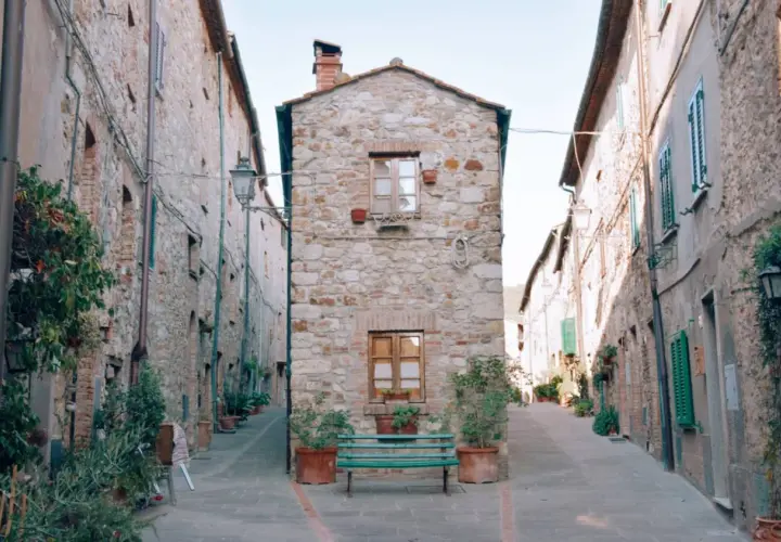 Un vicolo suggestivo con case in pietra e piante. Un invito a scoprire cosa vedere a Cecina, tra scorci autentici.