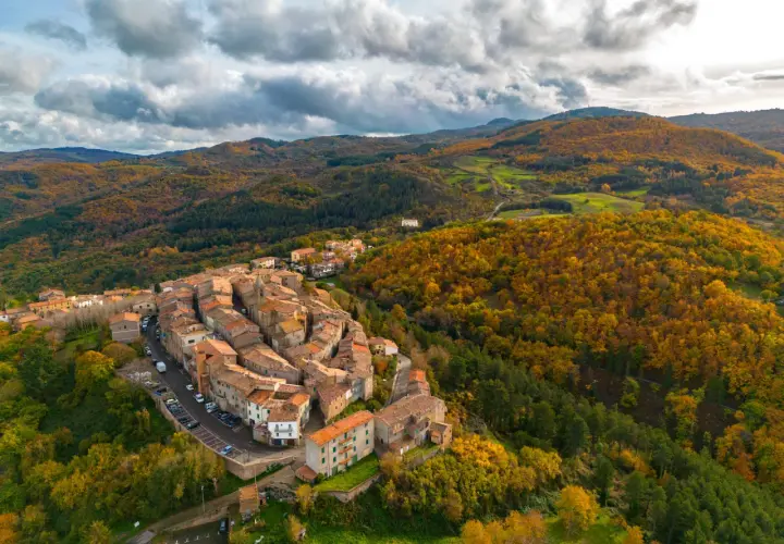 Borgo medievale sul Monte Amiata, cosa fare? Esplora i suoi vicoli e goditi i colori autunnali dei boschi circostanti.