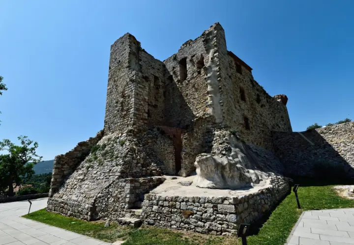 Rovine di un castello in pietra a Suvereto, dove si trova questo luogo storico.