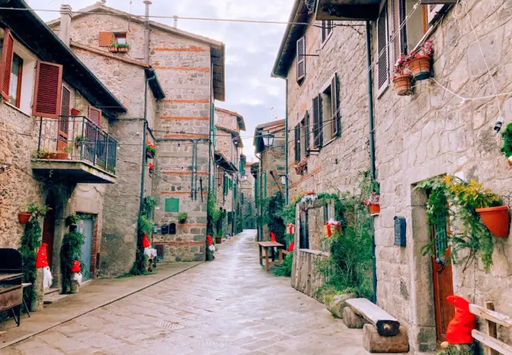 Un vicolo suggestivo tra i borghi vicino Abbadia San Salvatore, decorato per le feste con gnomi e luci.