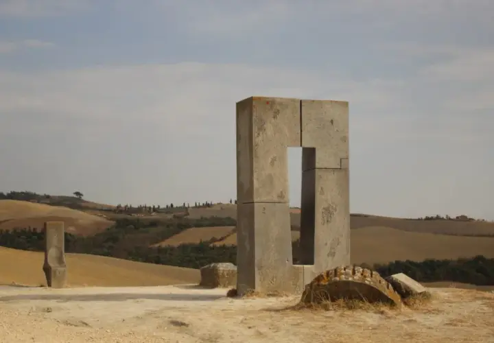 Scultura moderna in cemento nel paesaggio collinare toscano, sito transitorio Asciano.