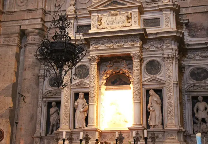 Dettaglio dell'altare del tempio di San Biagio con statue e un lampadario antico.