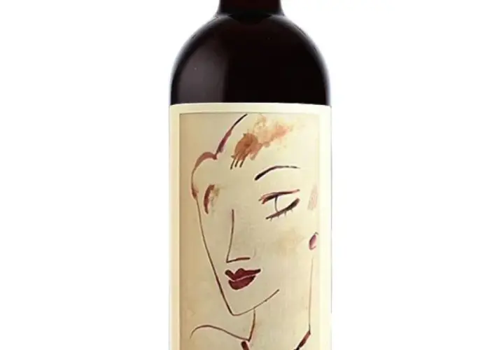 Bottiglia di vino con etichetta artistica raffigurante un volto femminile stilizzato. Un'ode alle pergole torte migliori annate.