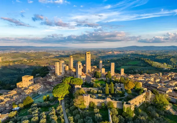 San Gimignano, con le sue torri medievali, è un gioiello toscano. Scopri i suoi san gimignano geheimtipps, tra uliveti e panorami mozzafiato.