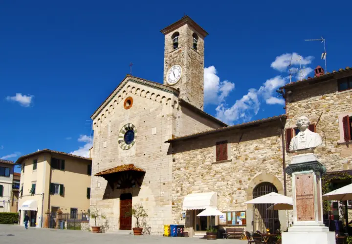 Piazza a Bagno a Ripoli: chiesa romanica con campanile, busto marmoreo e negozi. Cosa vedere in questo borgo toscano.