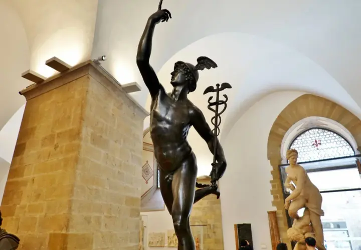 Mercurio in bronzo, un'opera che ricorda la leggerezza di David di Donatello. La statua, con il caduceo, sembra danzare.