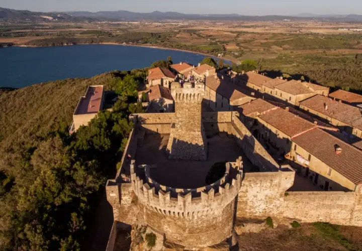 Rocchetta di Castiglione della Pescaia, uno dei tanti paesi da visitare vicino a Bolgheri, domina il mare con la sua antica fortezza.