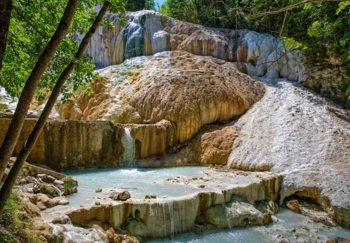 Cascate di travertino e acque azzurre alle terme di Saturnia, un luogo magico sul Monte Amiata.