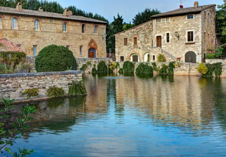 Bagno Vignoni: un luogo incantevole dove se baigner nelle acque termali, circondati da antichi borghi in pietra.