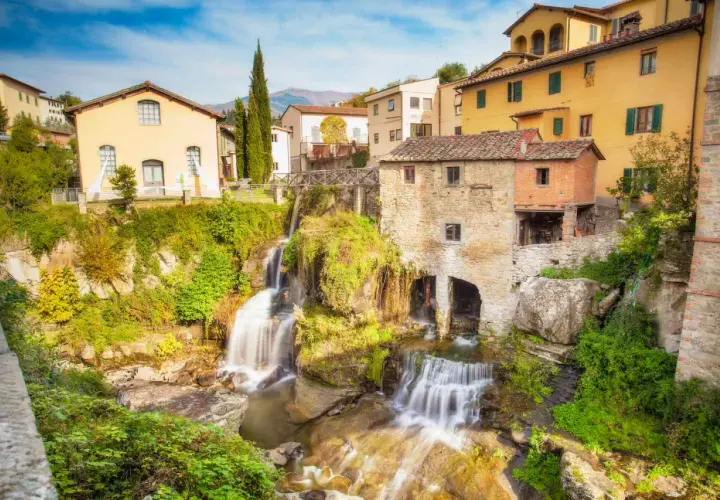 Cascata e mulino in pietra, un incantevole scorcio tra i tanti luoghi da visitare in Italia.