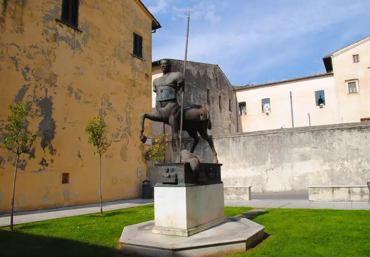 Centauro in bronzo, una delle tante pietrasanta sculture, domina la piazza.