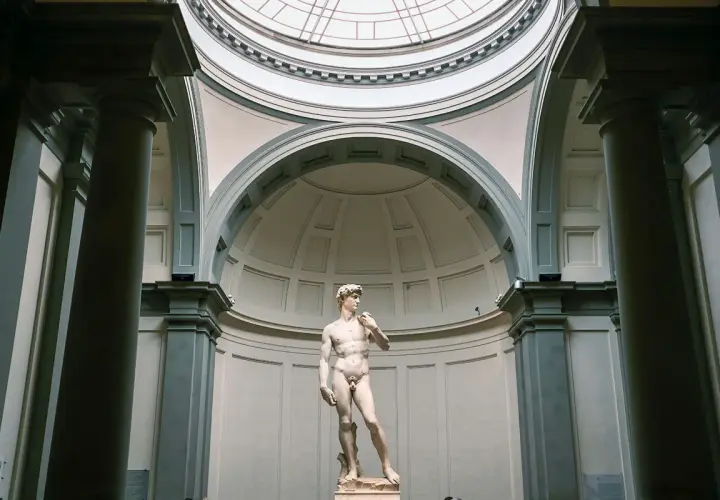 Il David di Michelangelo si trova nella Galleria dell'Accademia di Firenze, maestoso sotto la sua cupola.