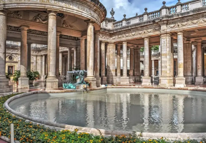 Fontana con sculture di draghi e colonne classiche, un luogo incantevole da scoprire tra le cose da vedere a Montecatini Terme.