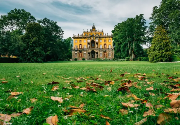 Villa Torrigiani, una splendida dimora storica, si trova a Capannori, immersa in un parco lussureggiante.