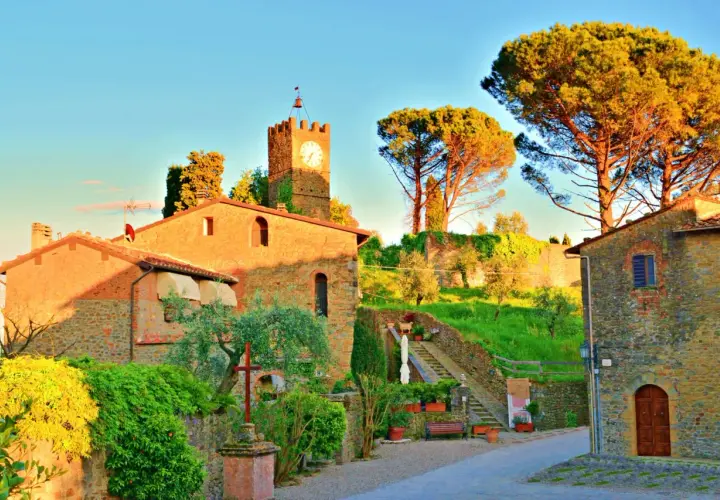 Un incantevole borgo a Buggiano, con un'antica torre dell'orologio che domina il paesaggio al tramonto.