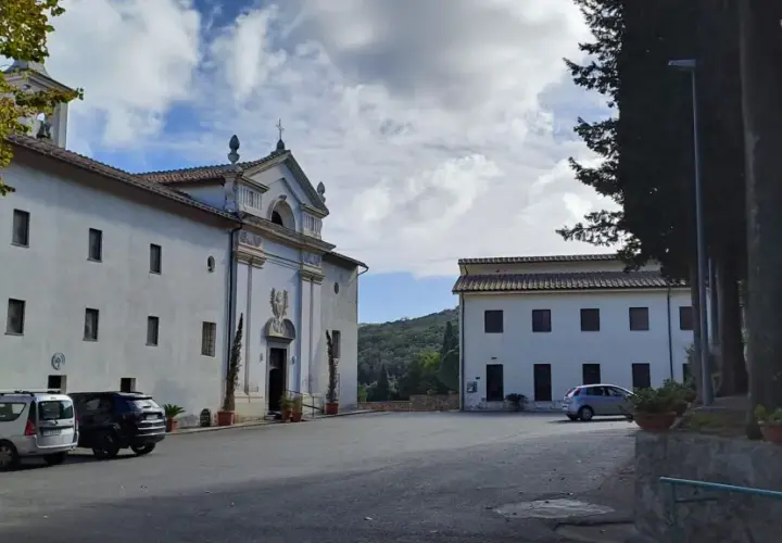 Il complesso dei Passionisti Argentario, con la sua chiesa bianca e gli edifici circostanti, immerso nel verde.