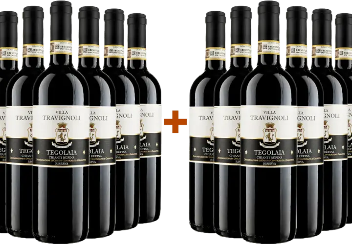 Dodici bottiglie di vino rosso Villa Travignoli, un Chianti Rufina Riserva, disposte in due file.