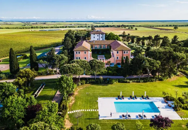 Un elegante wine resort immerso nel verde, con piscina, vigneti e un casale storico.