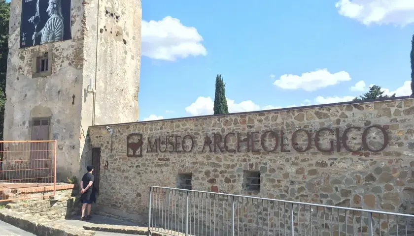 Museo Archeologico di Carmignano: un tesoro da scoprire. Un uomo si avvicina all'ingresso di questo luogo storico.