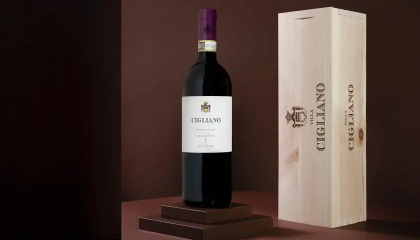 Bottiglia di Chianti Classico Gran Selezione Villa Cigliano, con la sua cassa in legno.