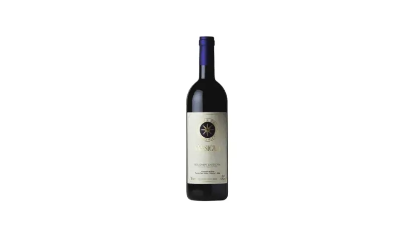 Bottiglia di Sassicaia 2018, un vino eccellente con un punteggio elevato.