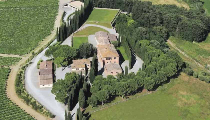 Vista aerea della tenuta Altesino winery, con vigneti, cipressi e casali in pietra.
