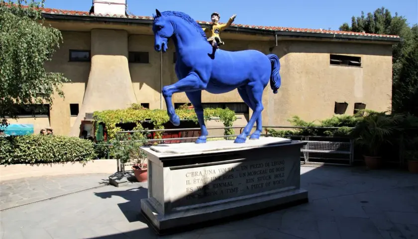 Statua blu di cavallo con Pinocchio a cavalcioni, nel Pinocchio Park.