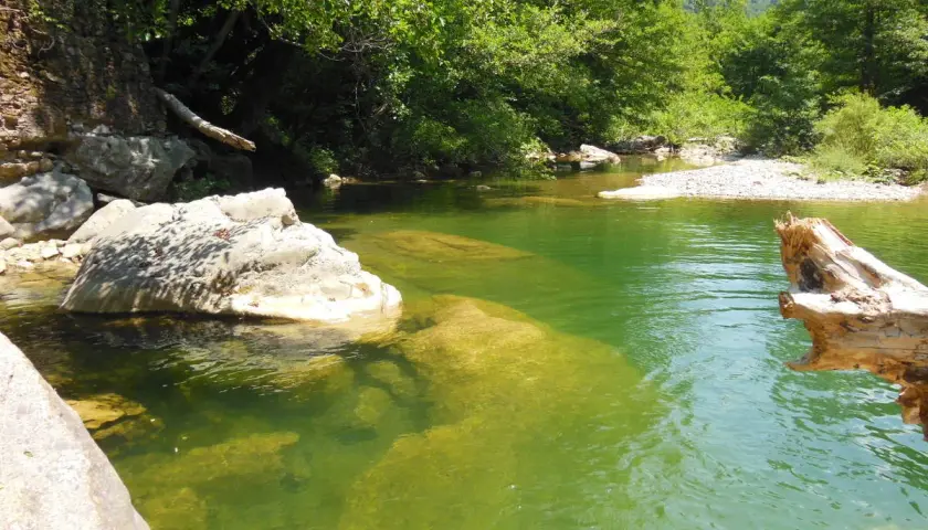 Acque cristalline e rocce levigate nella riserva naturale Farma, un angolo di paradiso incontaminato.