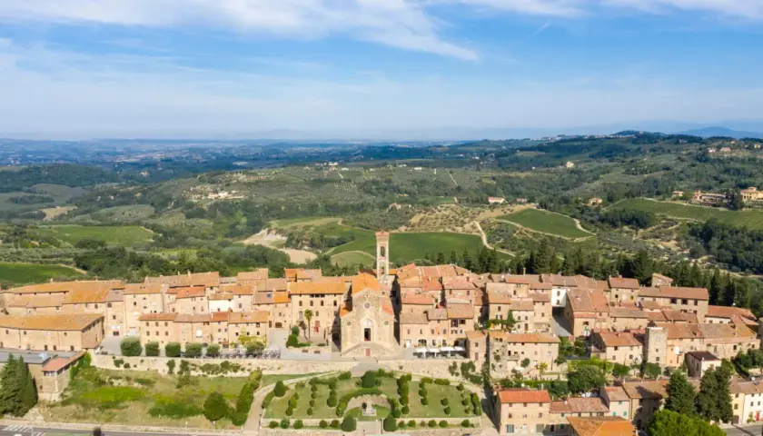 Panoramica aerea di Barberino Val d'Elsa, con il borgo medievale e la campagna toscana circostante. Scopri cosa vedere in questo incantevole luogo.