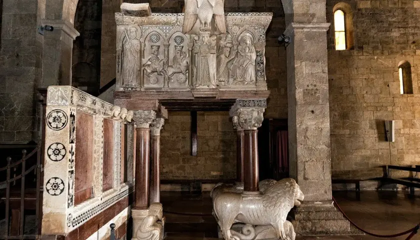 Interno del duomo di Barga con pulpito scolpito e leone stiloforo.