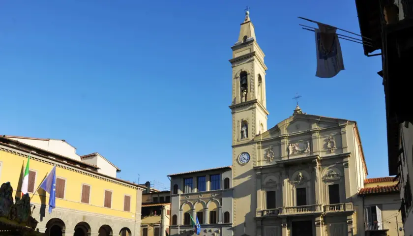 Il centro storico di Montevarchi con la sua torre campanaria e la chiesa illuminati dal sole.