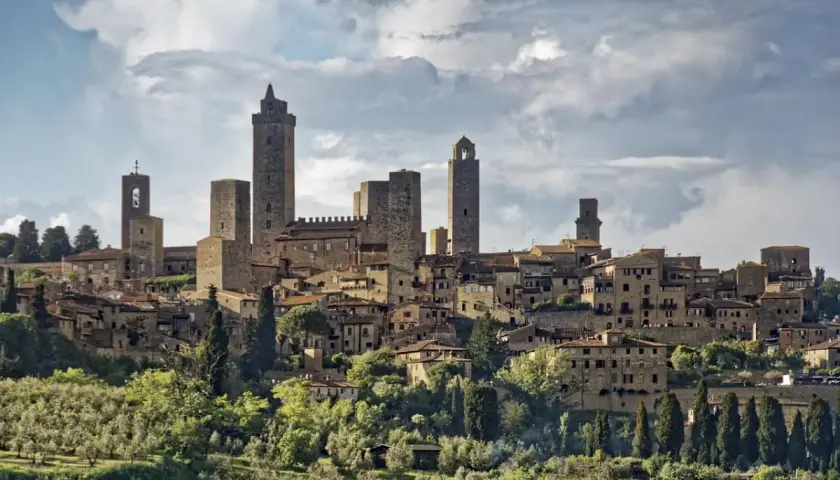 Torri medievali svettano su San Gimignano, un borgo da sogno. Un invito a visitare San Gimignano per un viaggio nel tempo.