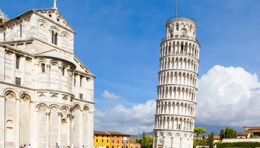 La Torre di Pisa, con il Duomo accanto, è una meta imperdibile per una visita. Turisti ammirano la celebre pendenza.