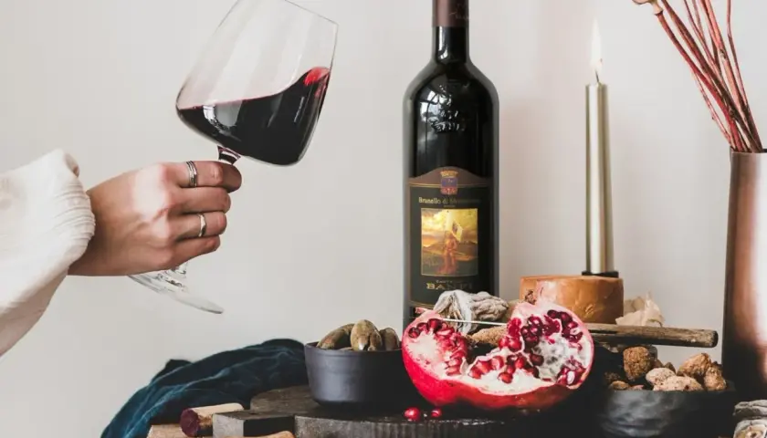 Un bicchiere di Brunello di Montalcino, pronto per essere gustato con formaggio e frutta secca. Perfetti abbinamenti per un'esperienza sensoriale.