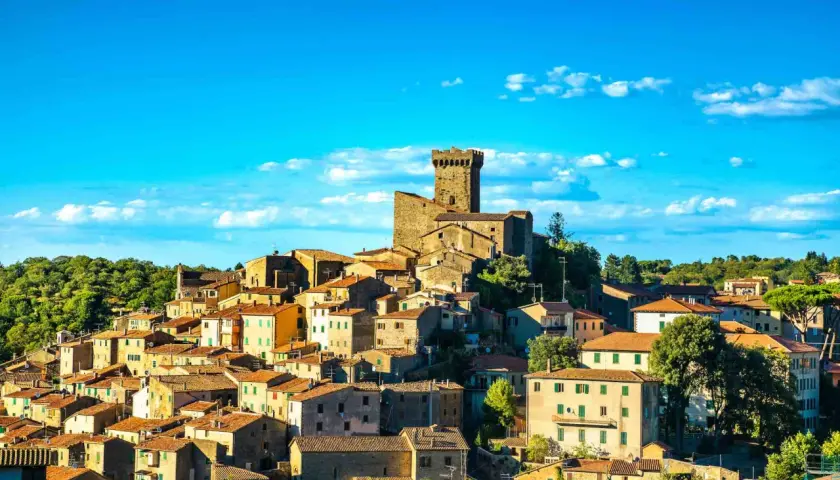 Borgo medievale con torre imponente, un vero gioiello da scoprire. Arcidosso cosa vedere: un panorama mozzafiato tra case in pietra e cielo azzurro.