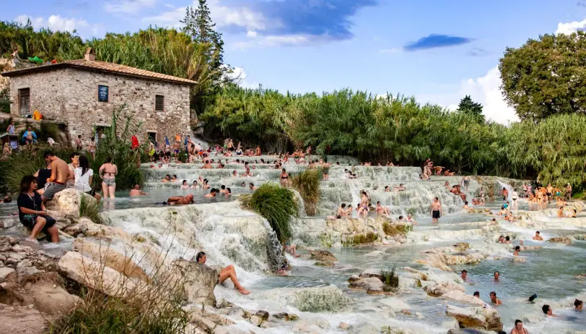 Cascate del Mulino a Saturnia, un luogo magico per rilassarsi. Per sapere come arrivare a Saturnia in treno, cerca online!