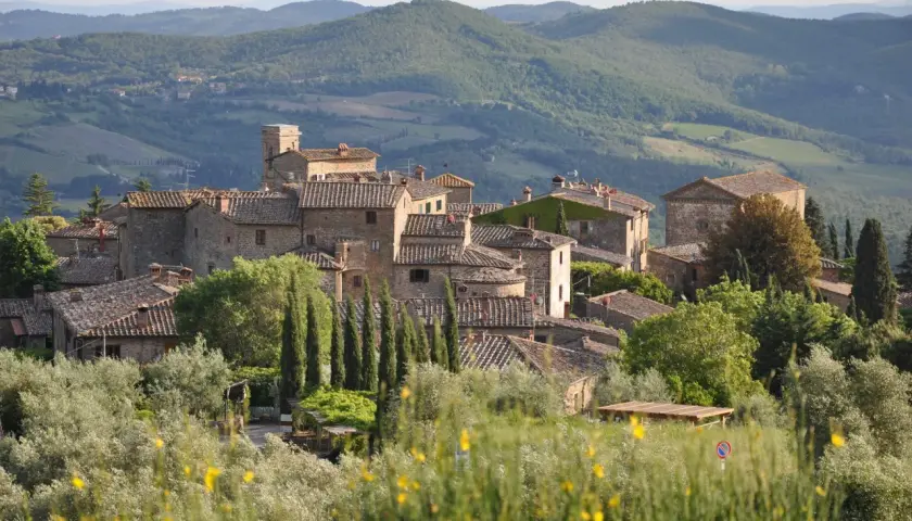 Radda in Chianti: borgo medievale tra colline verdi e uliveti. Un panorama da sogno per scoprire cosa vedere.