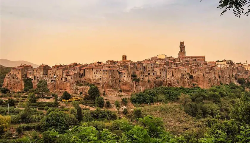 Pitigliano, un borgo medievale arroccato su una rupe tufacea, offre panorami mozzafiato. Un luogo dove il tempo sembra essersi fermato, con scorci che incantano e invitano a scoprire cosa vedere.
