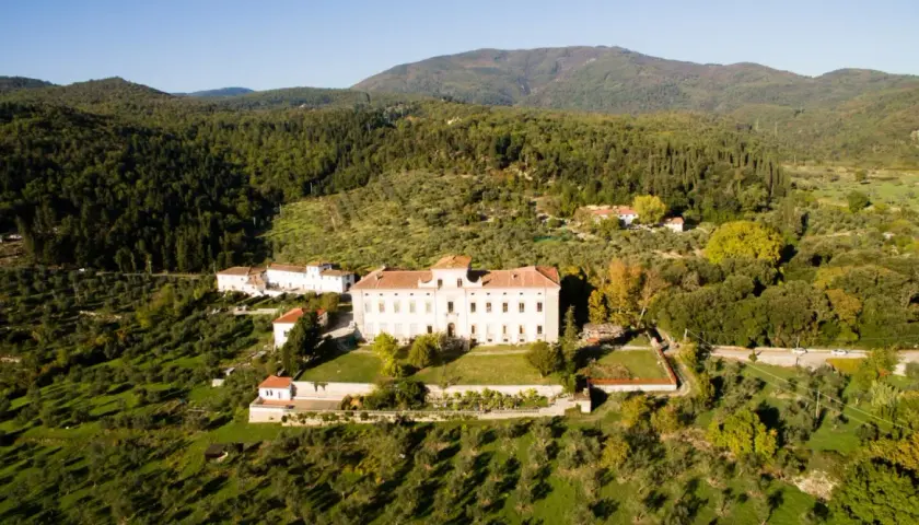 Villa medicea di Montemurlo, un gioiello da scoprire tra colline verdi e uliveti.