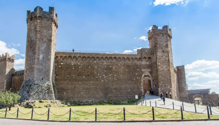 La fortezza medievale con torri imponenti e mura di pietra, un luogo dove il tempo sembra essersi fermato.