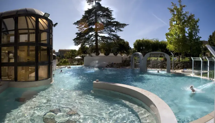 Piscine termali a Casciana Terme: cosa vedere? Relax e divertimento tra getti d'acqua, scivoli e un'architettura moderna.