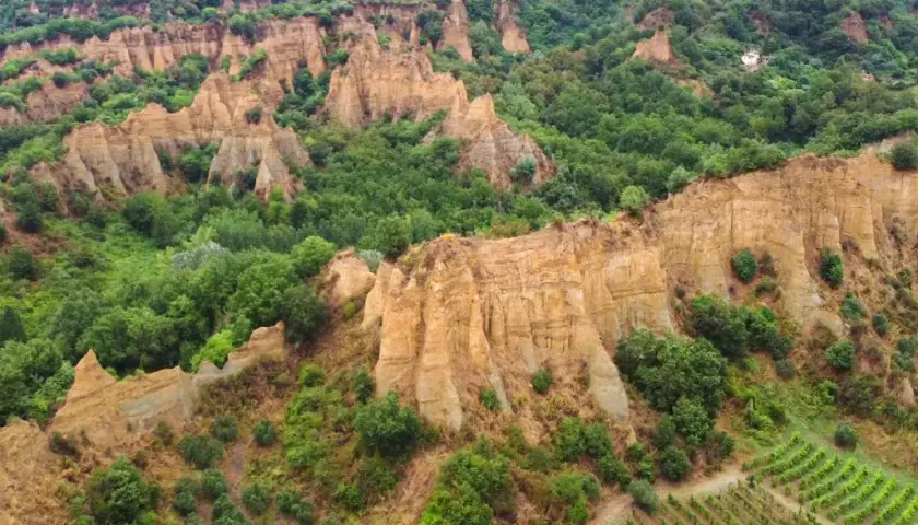 Le suggestive balze del Valdarno, scolpite dal tempo, si ergono tra rigogliosi boschi e vigneti.