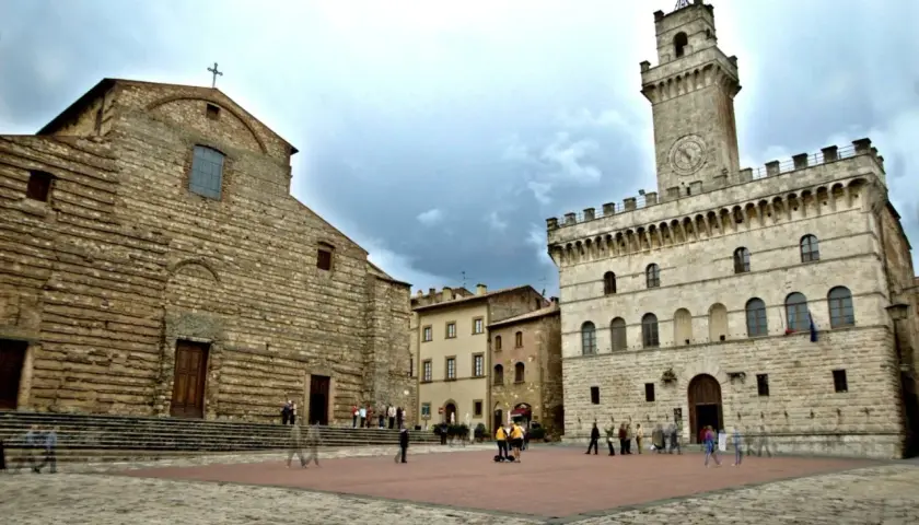 Piazza del Popolo a Montepulciano, con la chiesa romanica e il Palazzo Comunale.