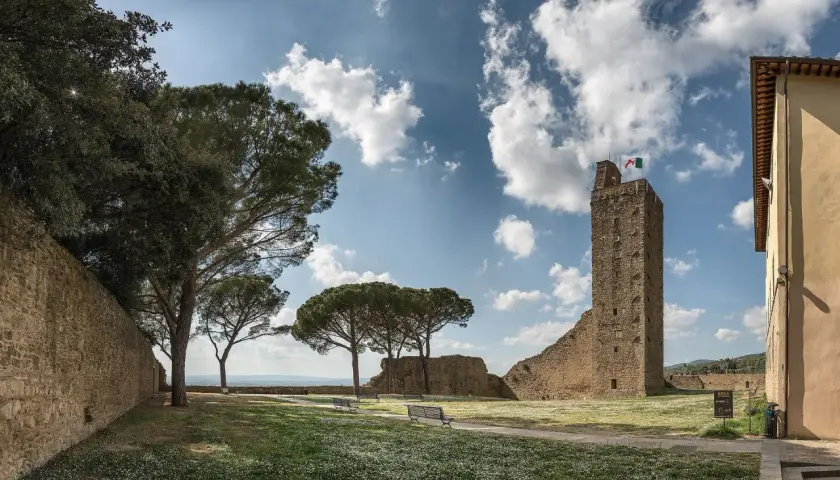 Torre del Cassero e mura medievali, un luogo incantevole da scoprire tra le cose da vedere a Castiglion Fiorentino.