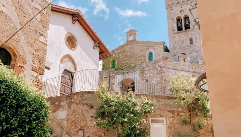 Borgo medievale con chiese e torre campanaria. Castagneto Carducci, dove si trova questo incantevole scorcio, è un gioiello toscano.