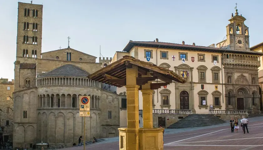 Piazza Grande ad Arezzo, con la Pieve di Santa Maria Assunta e il Palazzo dei Priori. Un luogo perfetto per scoprire le cose da fare ad Arezzo.