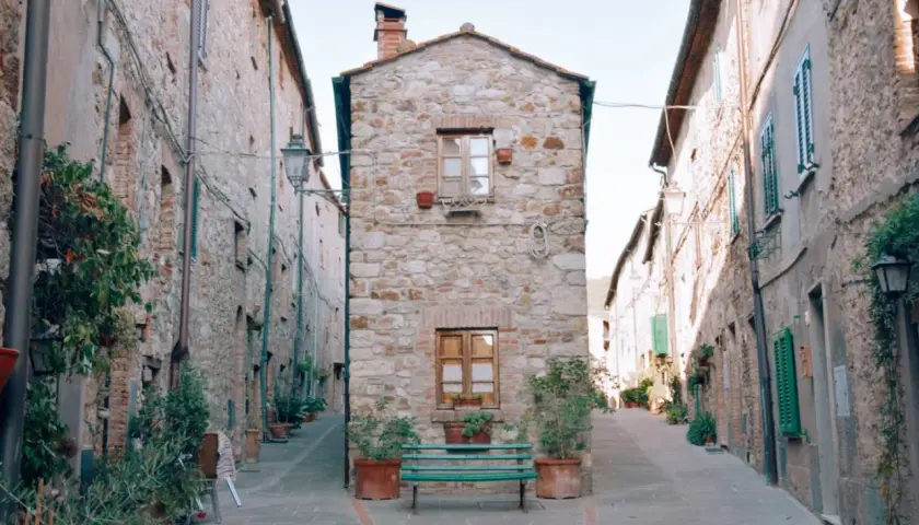 Un vicolo suggestivo con case in pietra e piante. Un invito a scoprire cosa vedere a Cecina, tra scorci autentici.