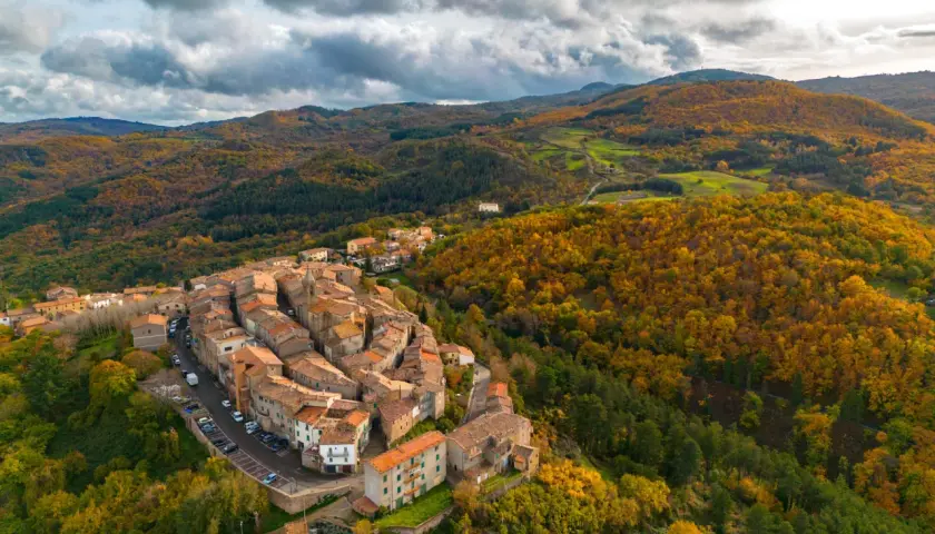 Borgo medievale sul Monte Amiata, cosa fare? Esplora i suoi vicoli e goditi i colori autunnali dei boschi circostanti.