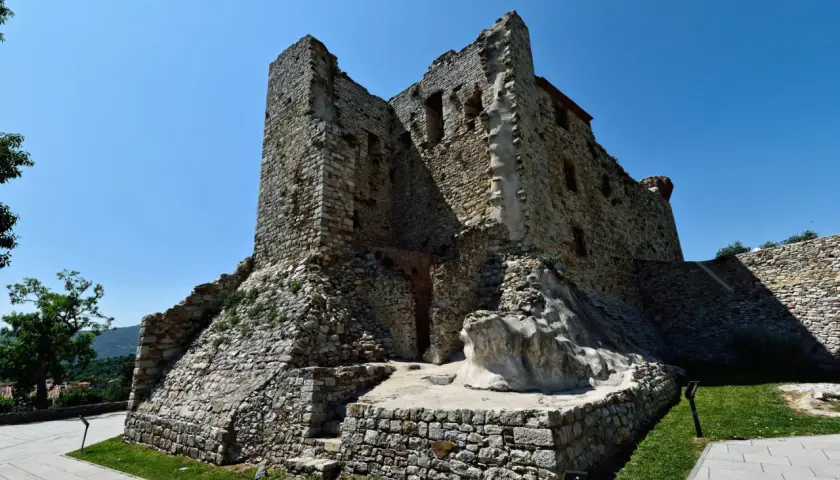Rovine di un castello in pietra a Suvereto, dove si trova questo luogo storico.