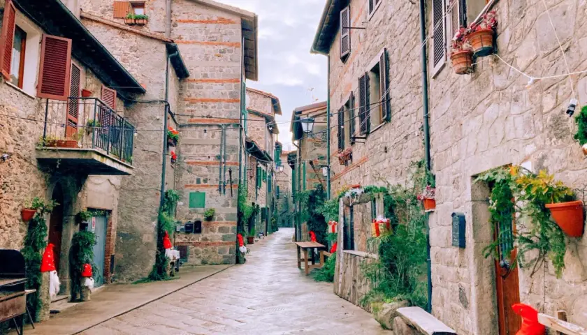 Un vicolo suggestivo tra i borghi vicino Abbadia San Salvatore, decorato per le feste con gnomi e luci.